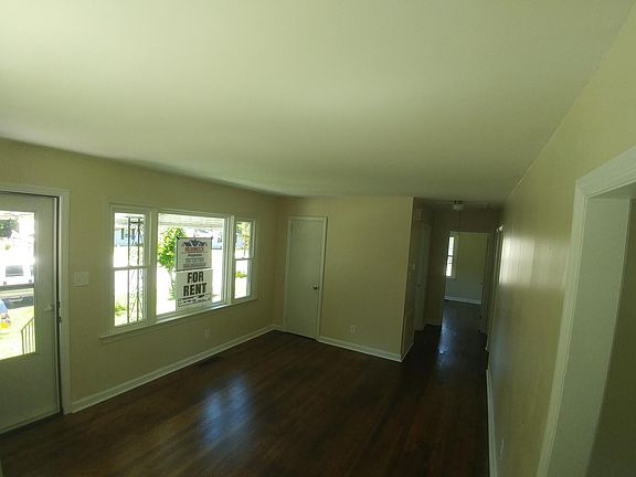 3rd image of 2204 Maywood St