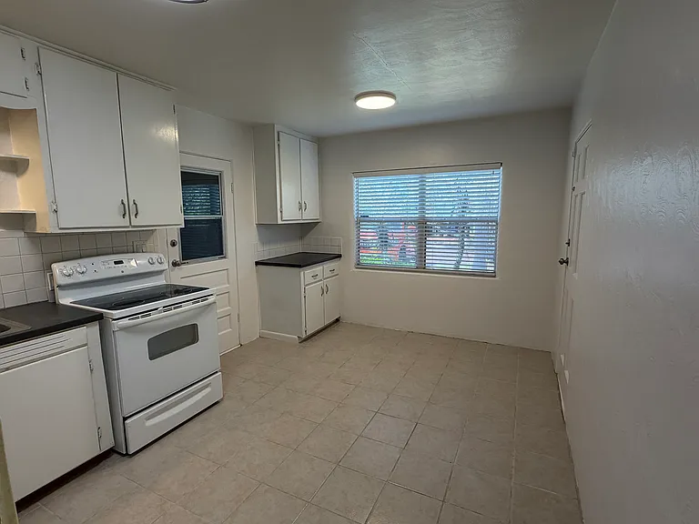 114 E Evans St — Photo 5