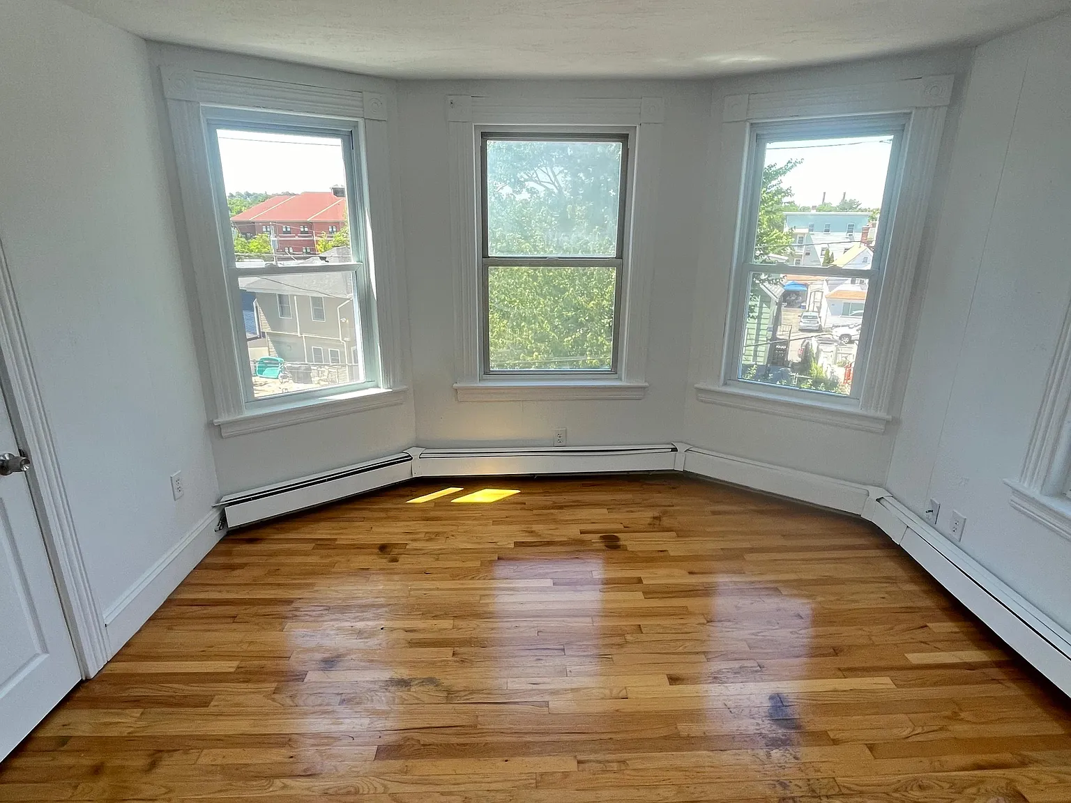3 bed, 1300 sqft, $2,200 — Photo 3