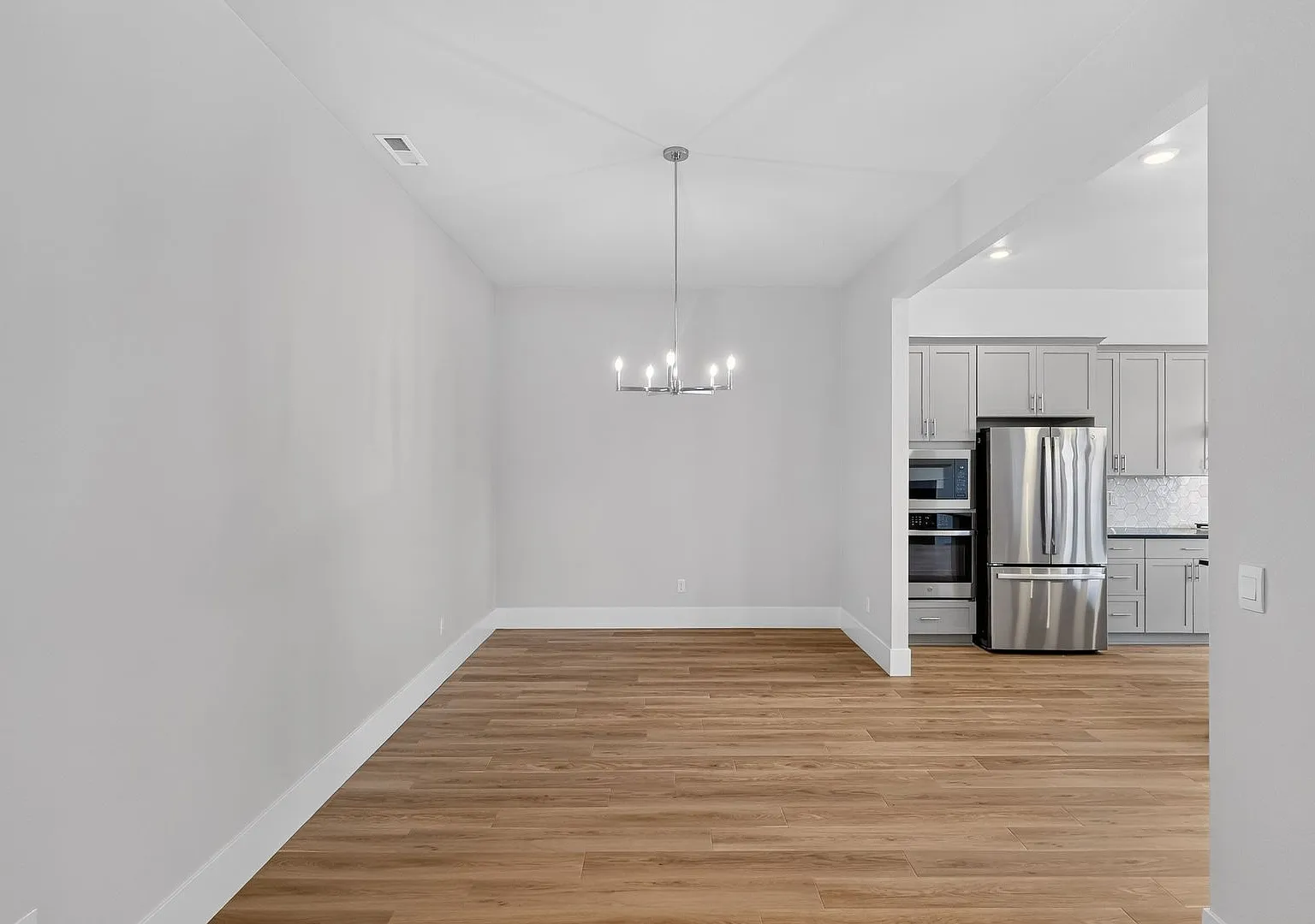 Stunning Beaverton Retreat - Sophisticated Design, Luxurious Finishes! — Photo 3