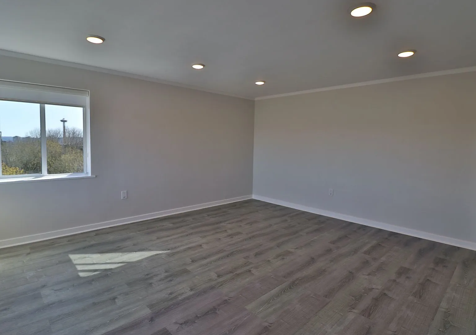 Gorgeous 3 Bedroom Queen Anne Apartment with Views — Photo 2