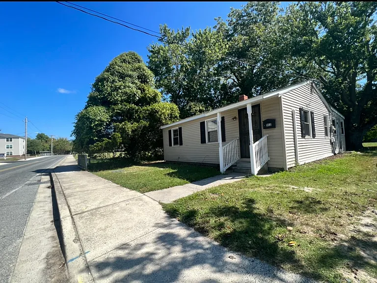 102 Flower St — Photo 11