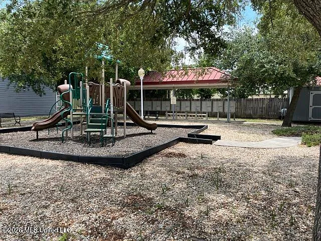 2 bed, 1.5 bath, 1000 sqft, $1,325 — Photo 3