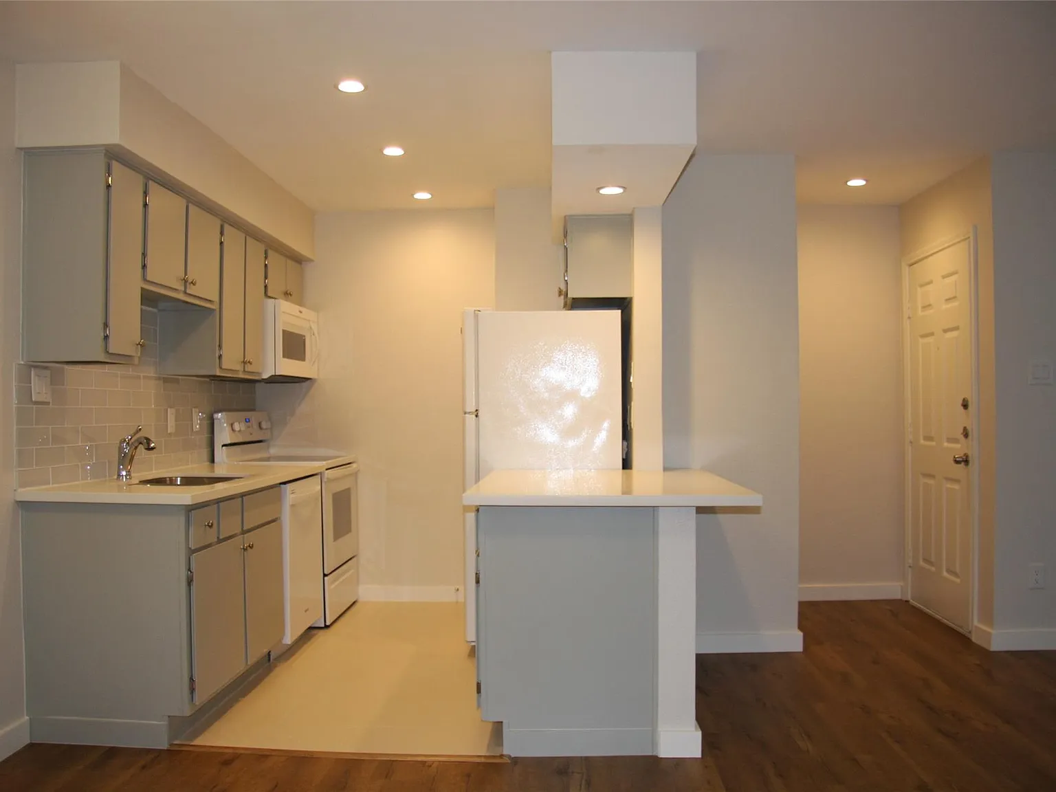 2 bed, 1.0 bath, 796 sqft, $1,200 — Photo 2