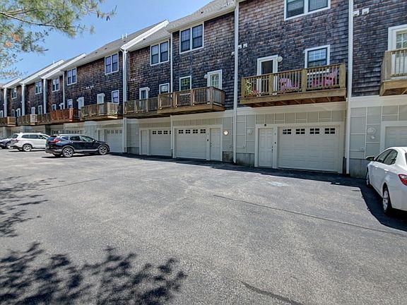 2nd image of 523 Hancock St Unit 8