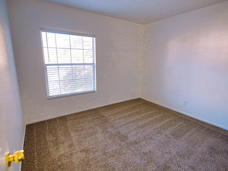 8023 W Rochelle Ave — Photo 13