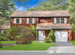 19 Hastings Dr, Ridge, NY 11961