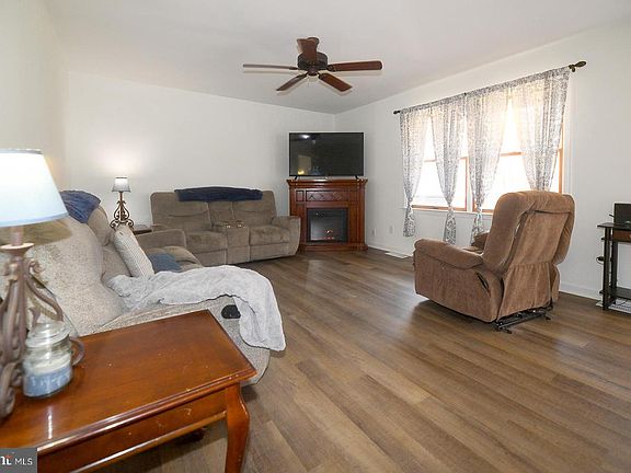 2nd image of 605 Planters Wharf Rd