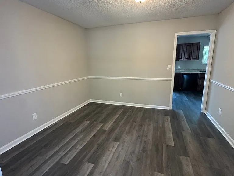 431 Valley Dr — Photo 3