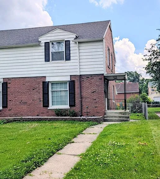 320 Beacon Pl — Photo 1