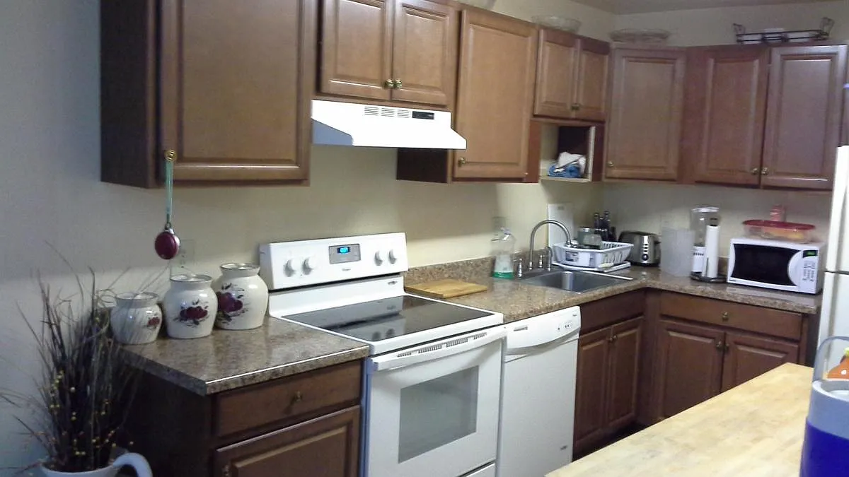 3 bed, 2.5 bath, 1350 sqft, $2,300 — Photo 3
