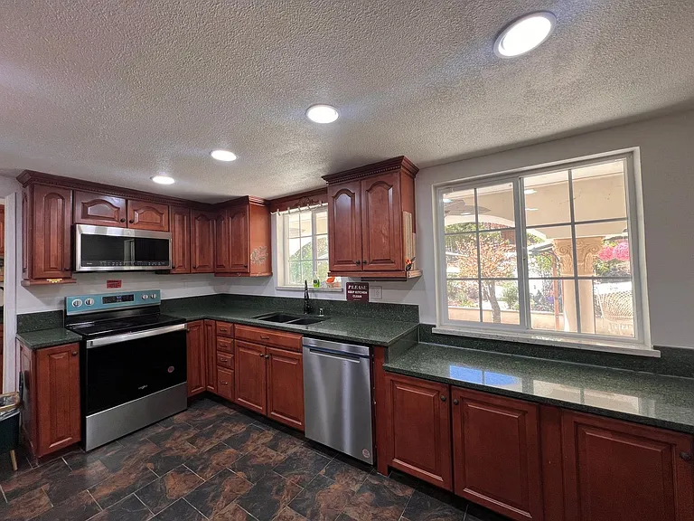912 Yosemite Ln — Photo 11