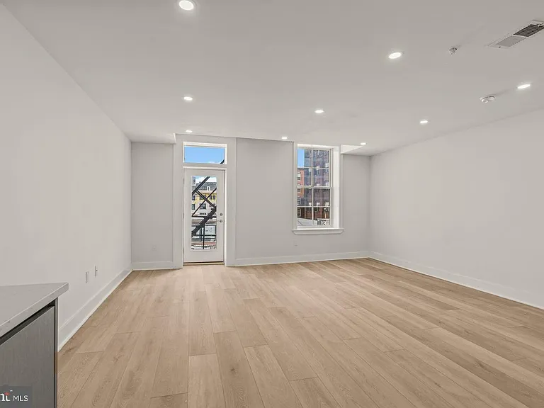 253 N 3rd St #3R — Photo 3