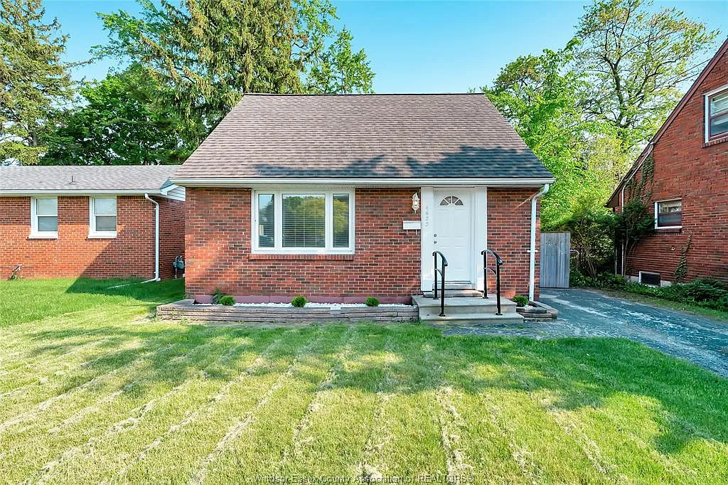 3 bed, $2,100 — Photo 1