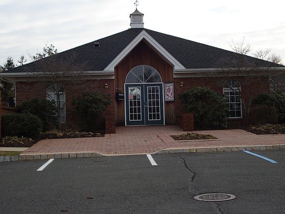 Perfect Location! Walk to Clubhouse, Pool, Tennis Courts & Playground