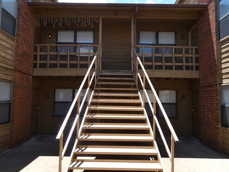 4008 NW Ozmun Ave #B — Photo 3