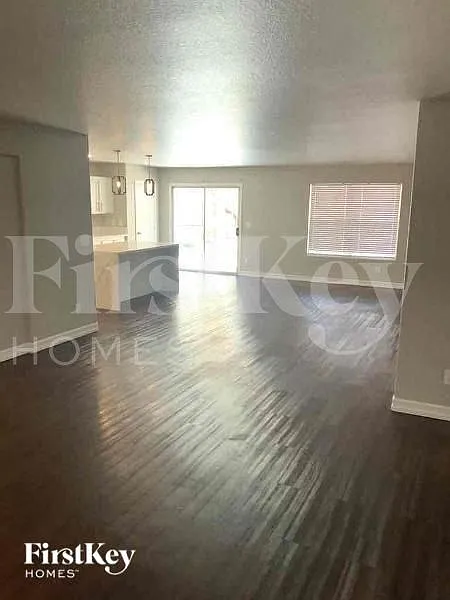 4 bed, 2.0 bath, 1719 sqft, $2,295 — Photo 3