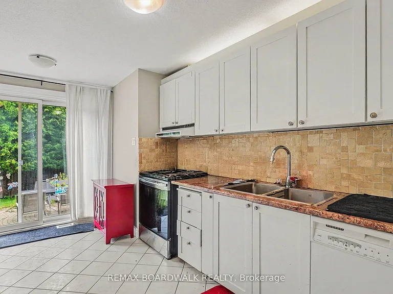84 Sherway Dr — Photo 12