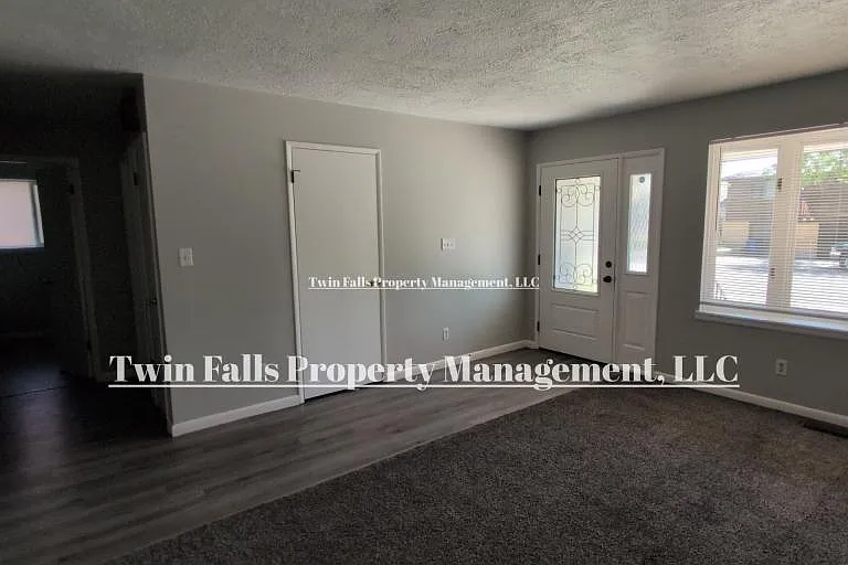 256 Crestview Dr — Photo 6