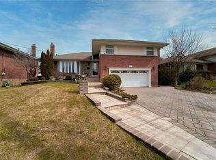 27 Ridge Dr, Westbury, NY 11590