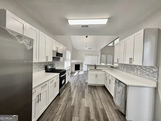 4 bed, 2.5 bath, 2869 sqft, $2,295 — Photo 3