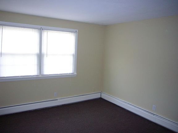 5th image of 42 Hobart Ln #42