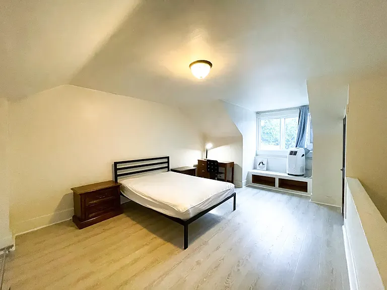 1041 Mirror St — Photo 11
