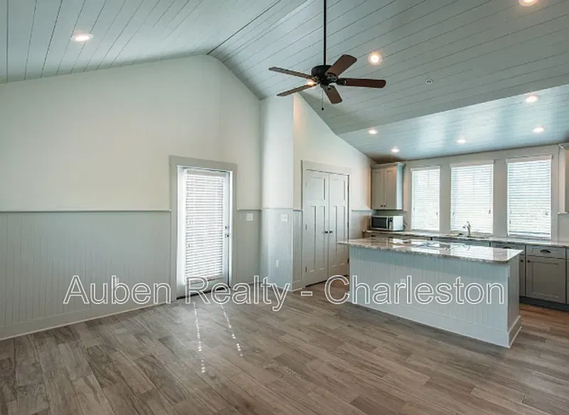4 bed, 4.0 bath, 1750 sqft, $5,395 — Photo 3
