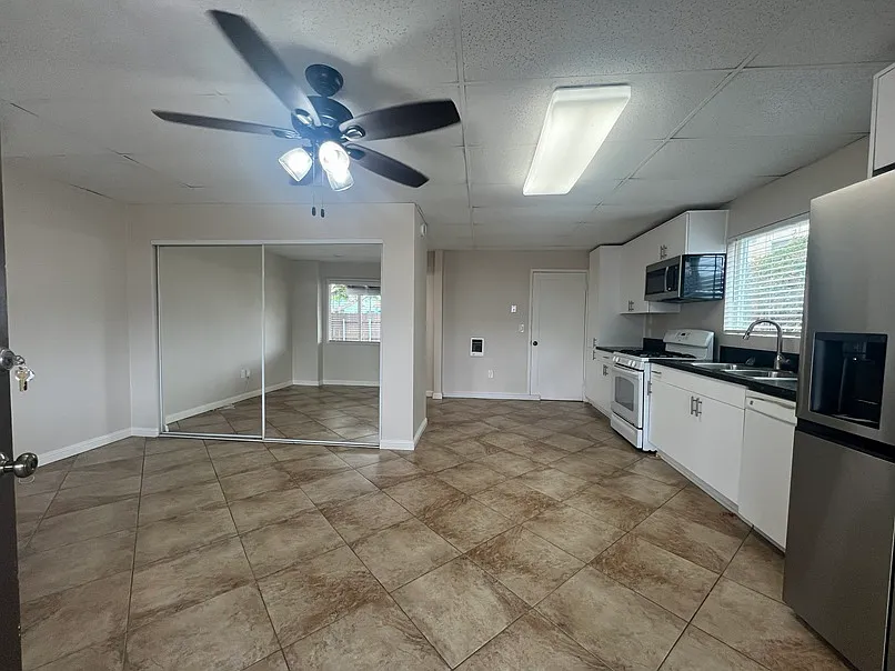 Studio, 400 sqft, $2,295 — Photo 3
