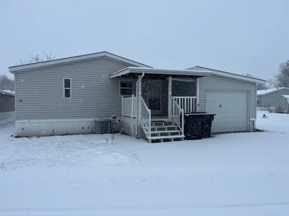 18 Sara Dr, Hastings, NE 68901