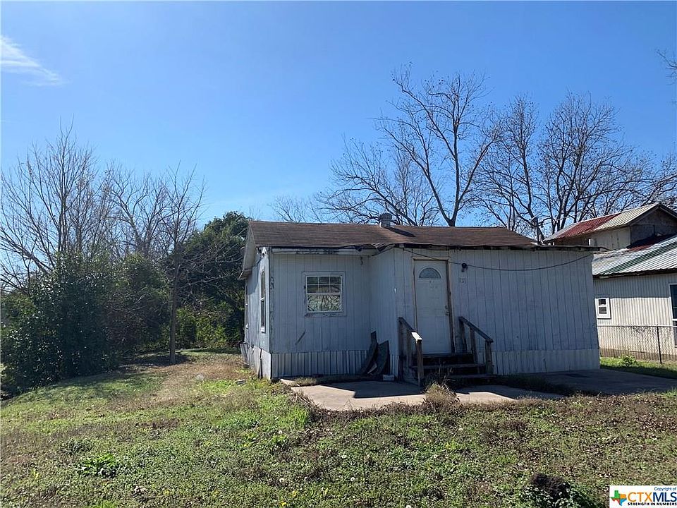 2nd image of 813 E Downs Ave