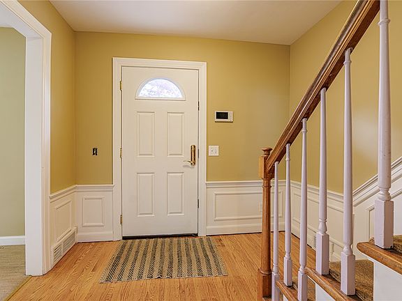 5th image of 211 Windemere Rd