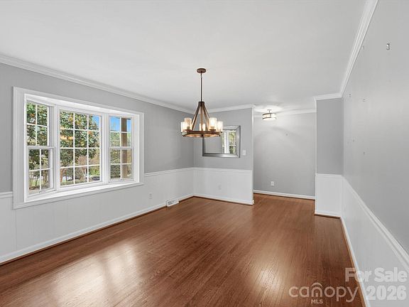 4th image of 814 Twin Oaks Rd