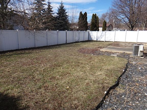 5th image of 16742 Leclaire Ave