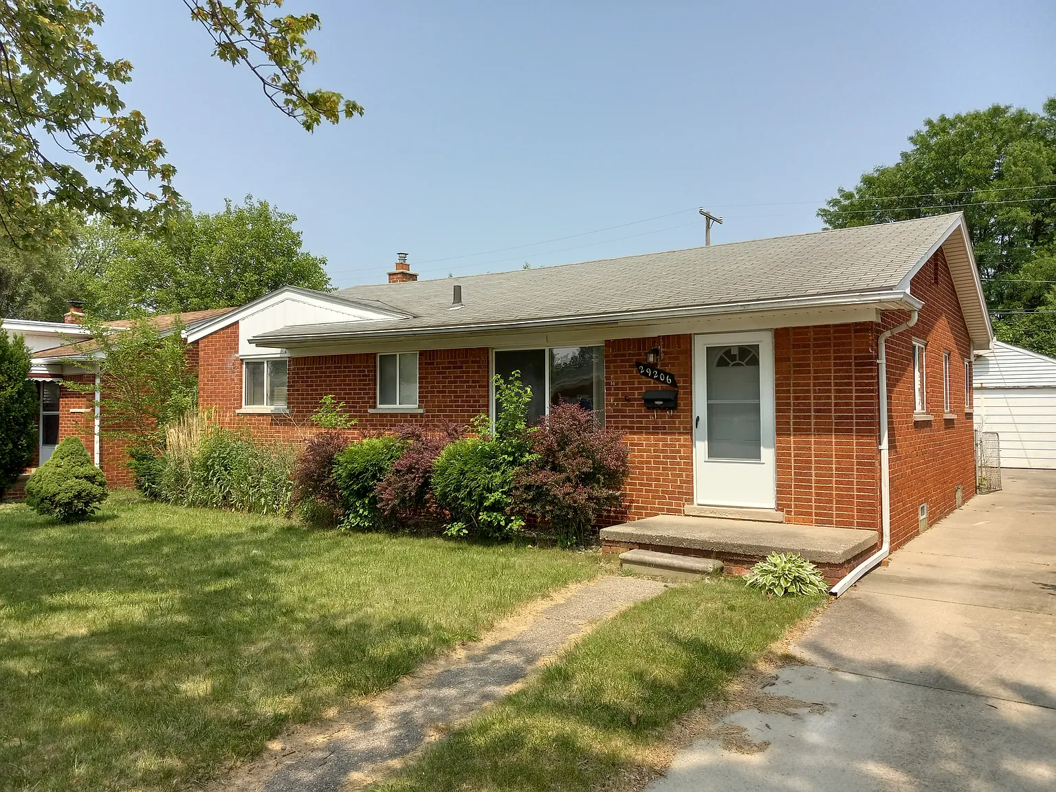 3 bed, 2039 sqft, $2,000 — Photo 1