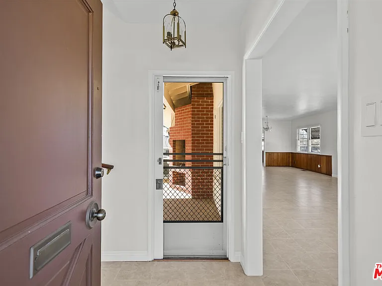100 E Kenneth Rd — Photo 2