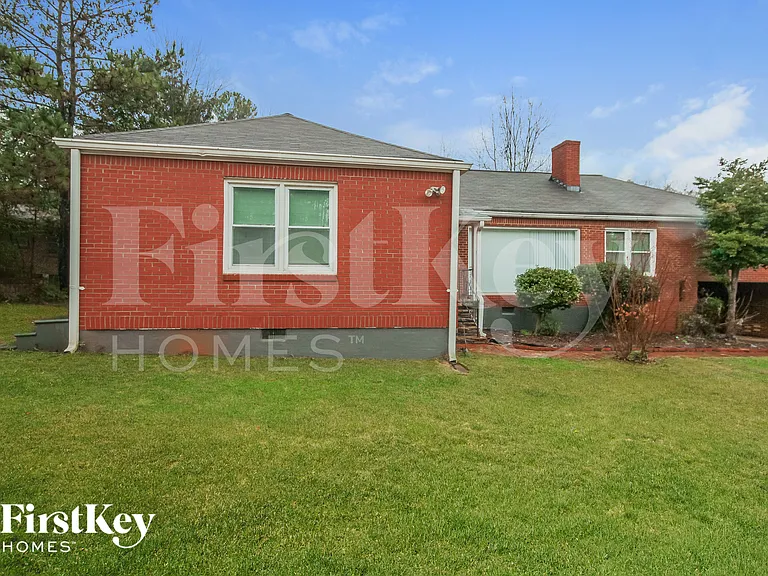 1648 Columbia Dr — Photo 3