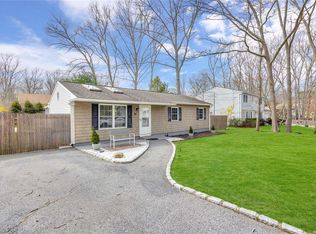 46 Iroquois Trl, Ridge, NY 11961