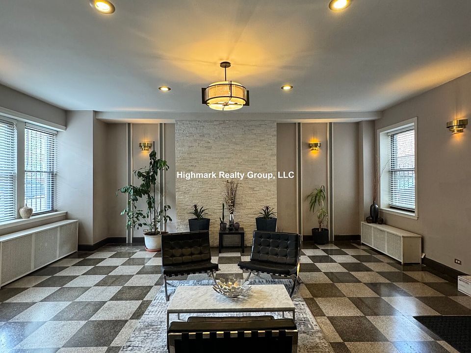 1st image of 3933 N Clarendon Ave APT 209