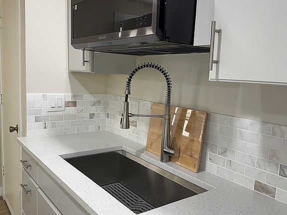 5th image of 2825 Hillcrest Ln