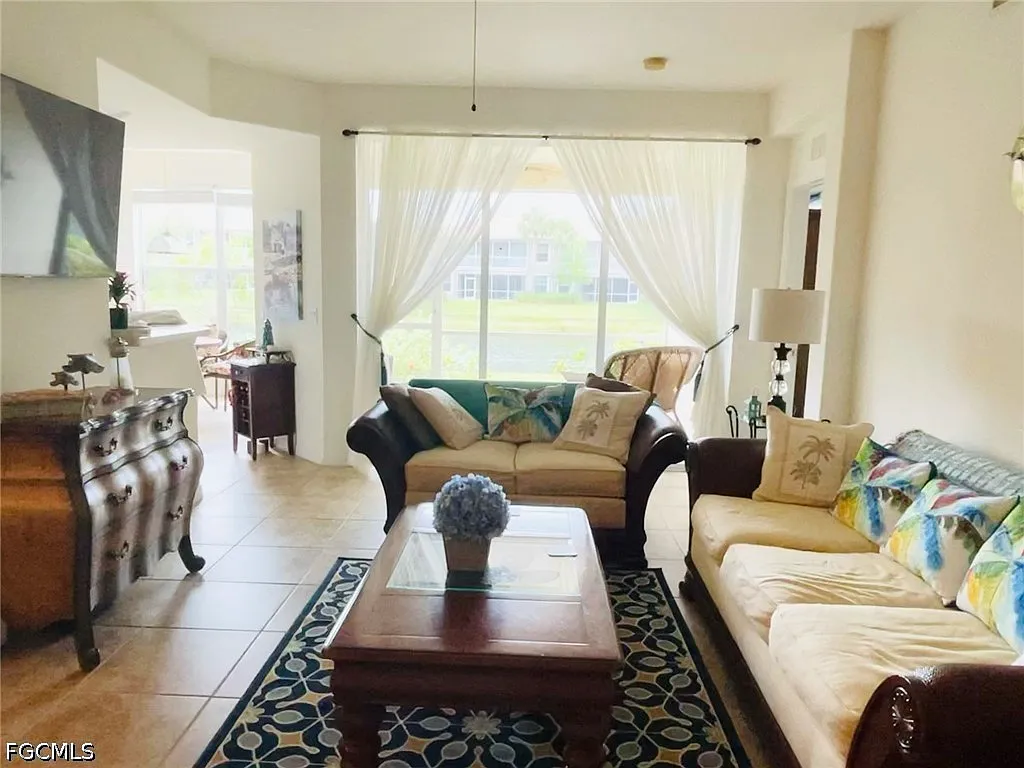 2 bed, 2.0 bath, 1385 sqft, $5,400 — Photo 3