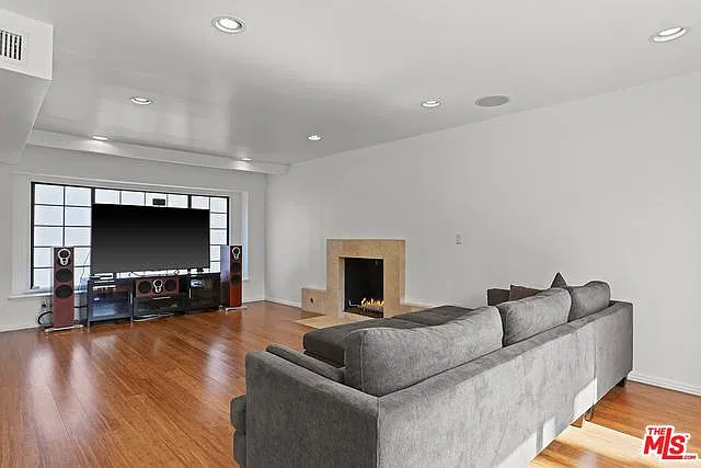4 bed, 2.5 bath, 1804 sqft, $7,980 — Photo 4
