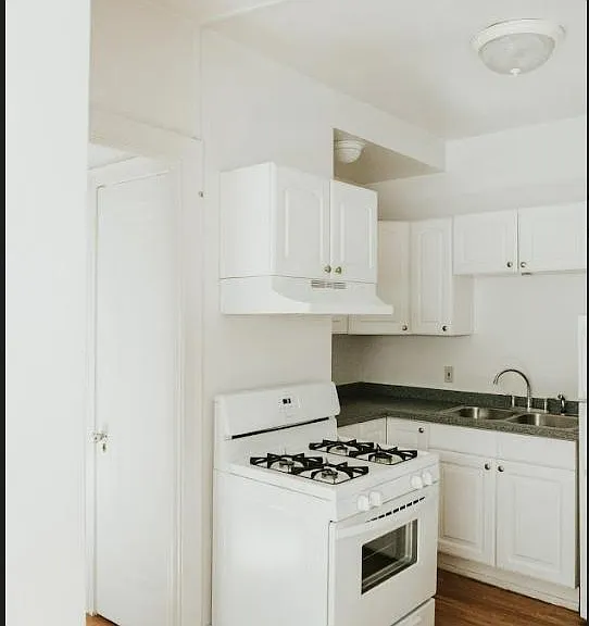 2216 Harriet Ave — Photo 3