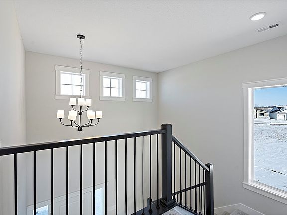 2nd image of 812 Knoll Dr
