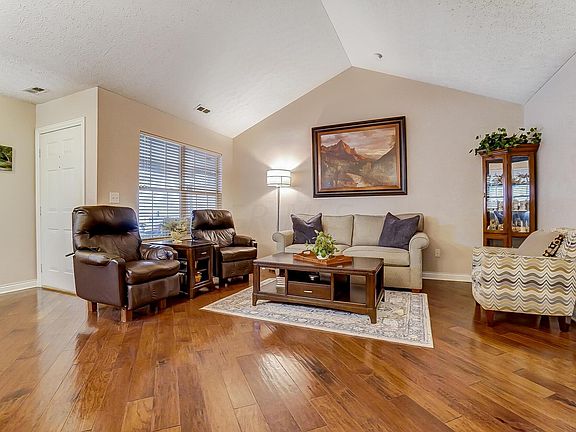 5th image of 392 Crescent Ct