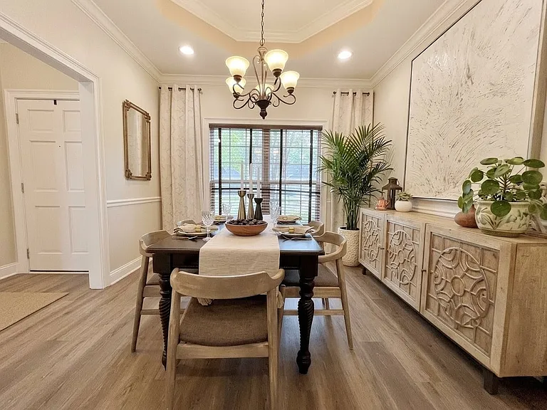 276 Wellington Pl — Photo 3