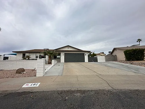 402 E Sack Dr Photo 1