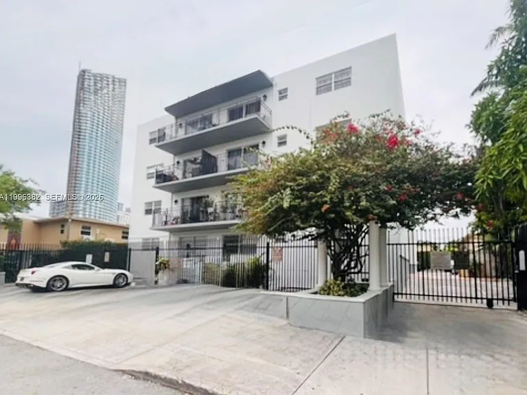 444 SW 4th St #204 — Photo 11