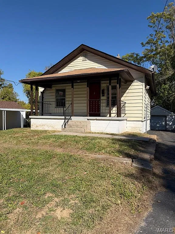 2 bed, 1.0 bath, 828 sqft, $1,050 — Photo 1
