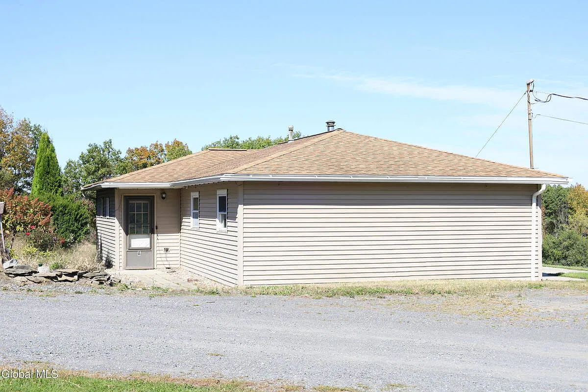 3 bed, 1.0 bath, 1100 sqft, $2,400 — Photo 1